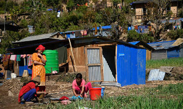El 2 de febrero de 2024, unos lugareños se lavan frente a un retrete provisional instalado con ayuda de UNICEF en una comunidad afectada por el terremoto, el municipio de Nalgad, en el distrito de Jajarkot, al oeste de Nepal.