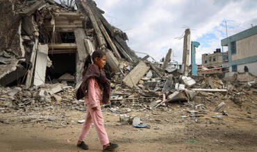 Sama, de 10 años, camina entre los escombros de su barrio destruido en Khan Younis, al sur de la Franja de Gaza.