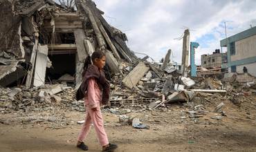 Sama, de 10 años, camina entre los escombros de su barrio destruido en Khan Younis, al sur de la Franja de Gaza.