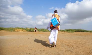 Mahmoud vacuna a niños y a niñas.