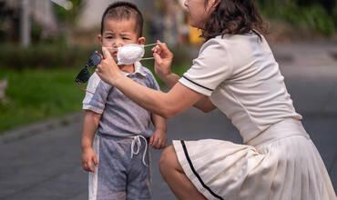 Bui Hoang The Bao, de 3 años, llevaba una máscara cuando salía con su madre Hoang Phuong Thao, de 33, en un parque de una zona residencial de las afueras de Ha Noi.