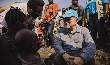 Ted Chaiban, Director Ejecutivo Adjunto de Acción Humanitaria y Operaciones de Suministro de UNICEF, habla con la madre de Yoasse en el emplazamiento de desplazados internos de Lushagala, cerca de Goma, provincia de Kivu del Norte, RD del Congo, el 7 de mayo de 2024.