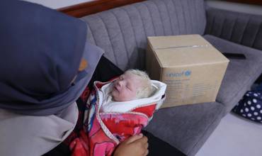 UNICEF distribuye suministros a las madres en Gaza.