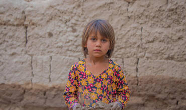 El 16 de mayo de 2024, Somaya, una niña de 7 años, de pie sobre el barro en la provincia afgana de Baghlan
