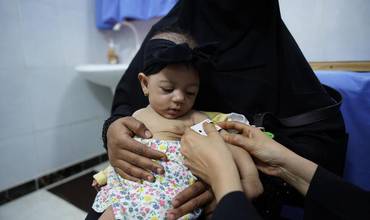 Marwa Saddam, 8 meses. Sufre desnutrición. La examina y trata la Dra. Kamla Ali en un centro de salud de Yemen.