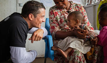 El 1 de junio de 2024, Orlando Bloom, Embajador de Buena Voluntad de UNICEF, saluda a un niño durante una visita al centro Bushagara para desplazados internos en las afueras de Goma, al este de la República Democrática del Congo..