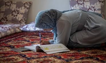 Una adolescente en Afganistán estudia en su casa por la prohibición de ir a la escuela.