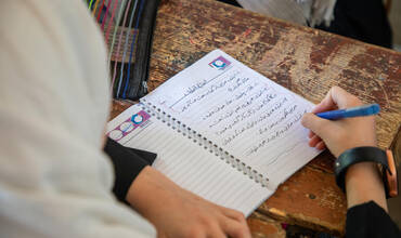 mujer adolescente escribe en un cuaderno