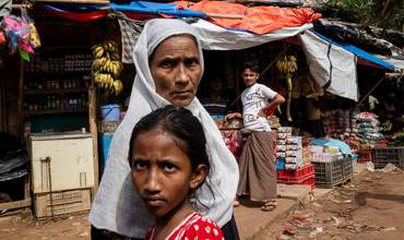  El 16 de julio de 2024, un bazar abarrotado en los campos de refugiados rohinyás en Cox's Bazar, Bangladesh.