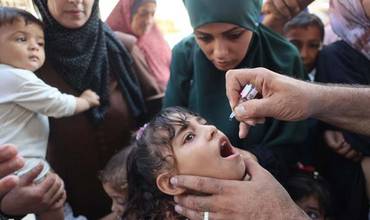 Un equipo de UNICEF suministra la vacuna oral contra la poliomelitis a una niña en la Franja de Gaza