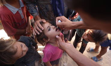 Niños reciben vacunas contra la polio en un dispensario de Khan Younis, en el sur de la Franja de Gaza.