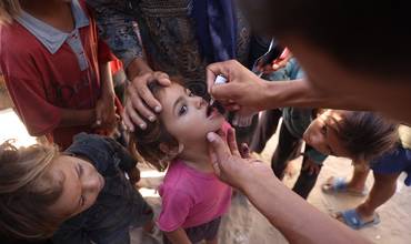 Niños reciben vacunas contra la polio en un dispensario de Khan Younis, en el sur de la Franja de Gaza.