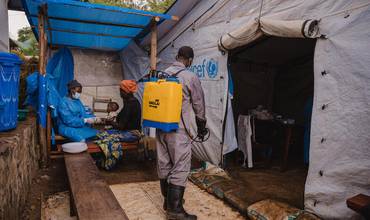 Higienistas formados por UNICEF a través de su aliado AIDES, desinfectan la unidad de aislamiento y tratamiento del mpox en el hospital de Kavumu, en la provincia de Kivu del Sur, RD del Congo, el 6 de septiembre de 2024.