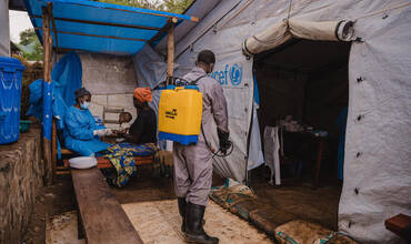 Higienistas formados por UNICEF a través de su aliado AIDES, desinfectan la unidad de aislamiento y tratamiento del mpox en el hospital de Kavumu, en la provincia de Kivu del Sur, RD del Congo, el 6 de septiembre de 2024.