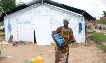 Madre y su bebé afectados por las inundaciones en África.