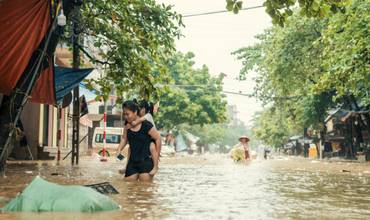 Niños y familias afectadas por el tifón Yagi.