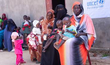 En el centro de salud de Elhmedia, en Rokoro (Darfur Central), se examina a los niños en busca de desnutrición y se les proporciona tratamiento.