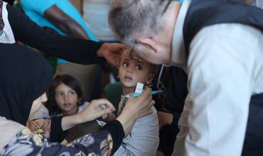 Ted Chaiban, director ejecutivo adjunto en la escuela Jarar Al Qdwa de Khan Yunis, en el sur de la Franja de Gaza, donde visitó el punto médico especializado en desnutrición.