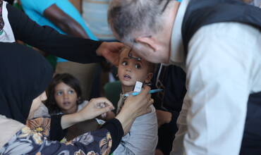 Ted Chaiban, director ejecutivo adjunto en la escuela Jarar Al Qdwa de Khan Yunis, en el sur de la Franja de Gaza, donde visitó el punto médico especializado en desnutrición.