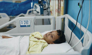 Amir, de 8 años, herido el 23 de septiembre en el sur del Líbano durante la peligrosa escalada del conflicto en el país. Ahora recibe tratamiento en uno de los hospitales públicos de Beirut.