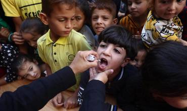 Niños y niñas reciben la vacuna contra la polio en Gaza