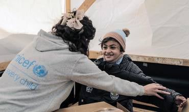 UNICEF y sus socios llevan calor a los niños de Der Al Balah distribuyendo ropa de invierno a niños de 7 años en el campamento de AL Thapeen, en Der Al Balah, en la zona central.