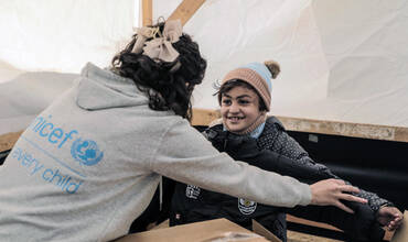 UNICEF y sus socios llevan calor a los niños de Der Al Balah distribuyendo ropa de invierno a niños de 7 años en el campamento de AL Thapeen, en Der Al Balah, en la zona central.