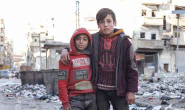Dos niños entre los escombros de la guerra en Siria