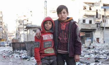 Dos niños entre los escombros de la guerra en Siria