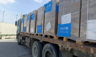 un camión de UNICEF cargado con alimento terapéutico para paliar la desnutrición en Gaza
