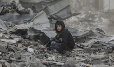 Gaza: un millón de niños sin ayuda hace más de un mes