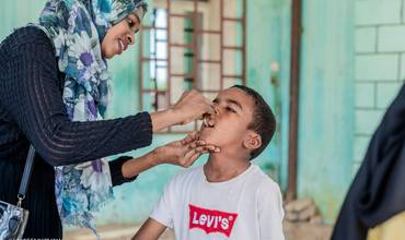 Niño en Sudán recibe la vacuna del cólera