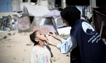 Un niño recibe la vacuna de la polio en Gaza