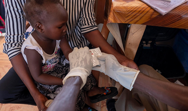Niño en Sudán del Sur recibe asistencia médica