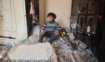Emergencias: niño en su casa destruida por bombardeos de Israel en Gaza