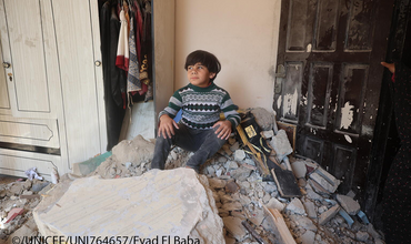 Emergencias: niño en su casa destruida por bombardeos de Israel en Gaza