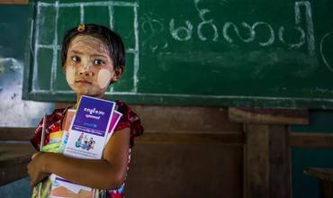 Una niña vuelve a clase después del terremoto de Myanmar.