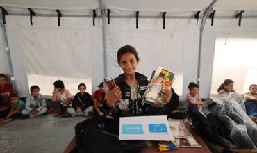 Niños de Gaza continúan su aprendizaje en espacios temporales.