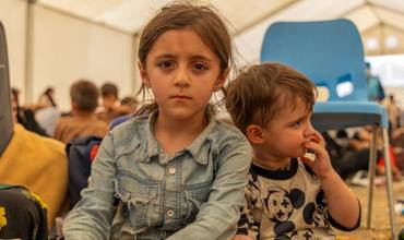 Niños en un área de recepción en el punto fronterizo de Islam-Qala.