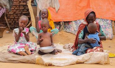 madre con sus hijos e hijas al raso el Sudán