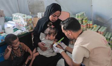 niña en Gaza con desnutrición aguda, junto a su madre y médicos de UNICEF