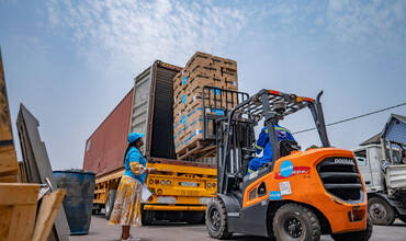 descarga de camión con alimentos en Kinshasa, 8 Septiembre 2025