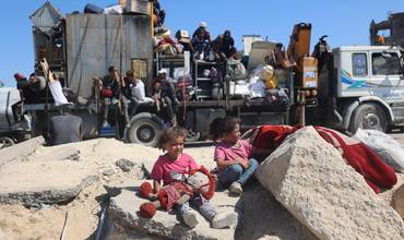 niños y niñas entre los escombros de Gaza