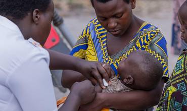 Bebé recibiendo su vacuna contra la malaria en Uganda.