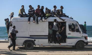 Las familias palestinas se desplazan por la carretera costera de regreso al norte de Gaza.