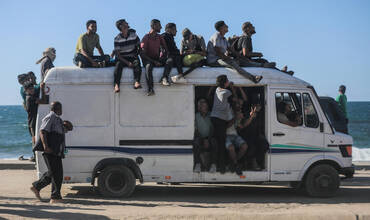 Las familias palestinas se desplazan por la carretera costera de regreso al norte de Gaza.