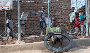 niño con un neumático