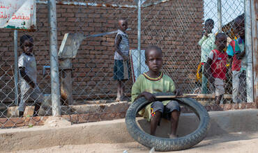 niño con un neumático
