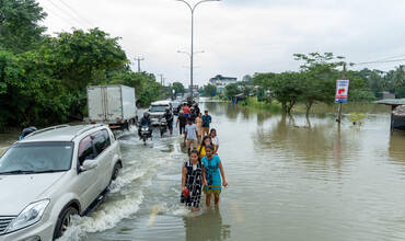 Familias en las calles de Sri Lanka con el agua hasta las rodillas