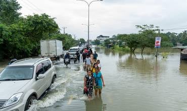 Familias en las calles de Sri Lanka con el agua hasta las rodillas